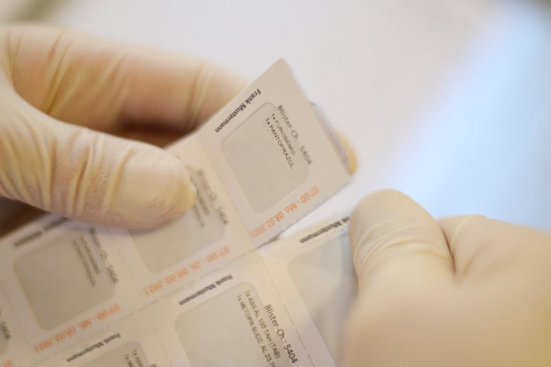 Blisterkarte_Wochenübersicht Blister mit Patientenname, Inhaltsbezeichnung und Einnahmezeitraum wird von Blisterkarte abgetrennt