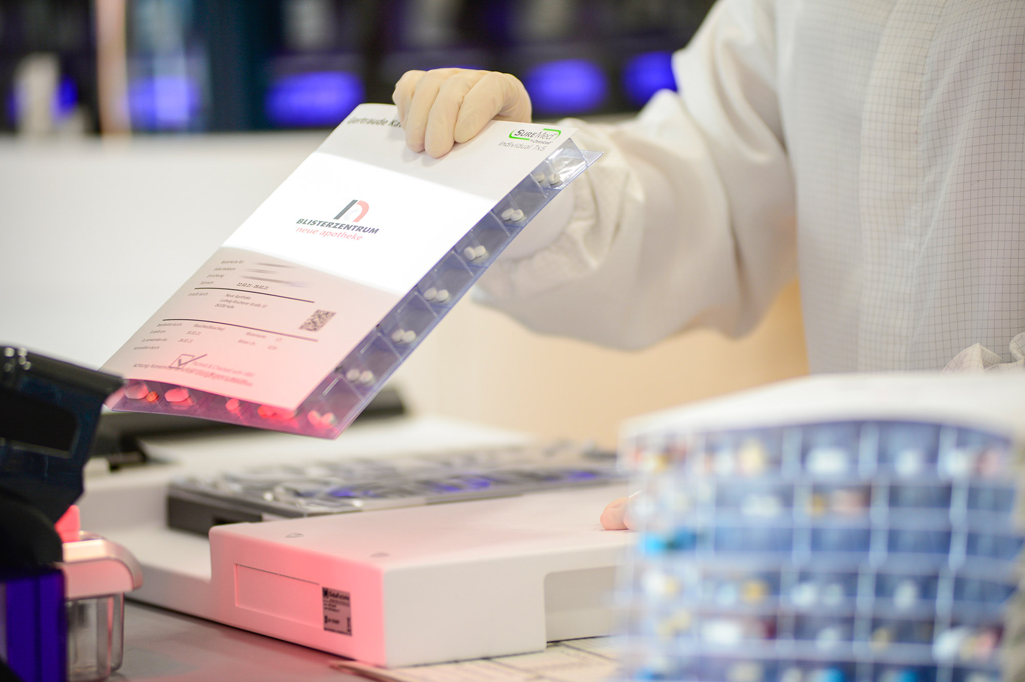 Mitarbeiterin scannt Blisterkarte