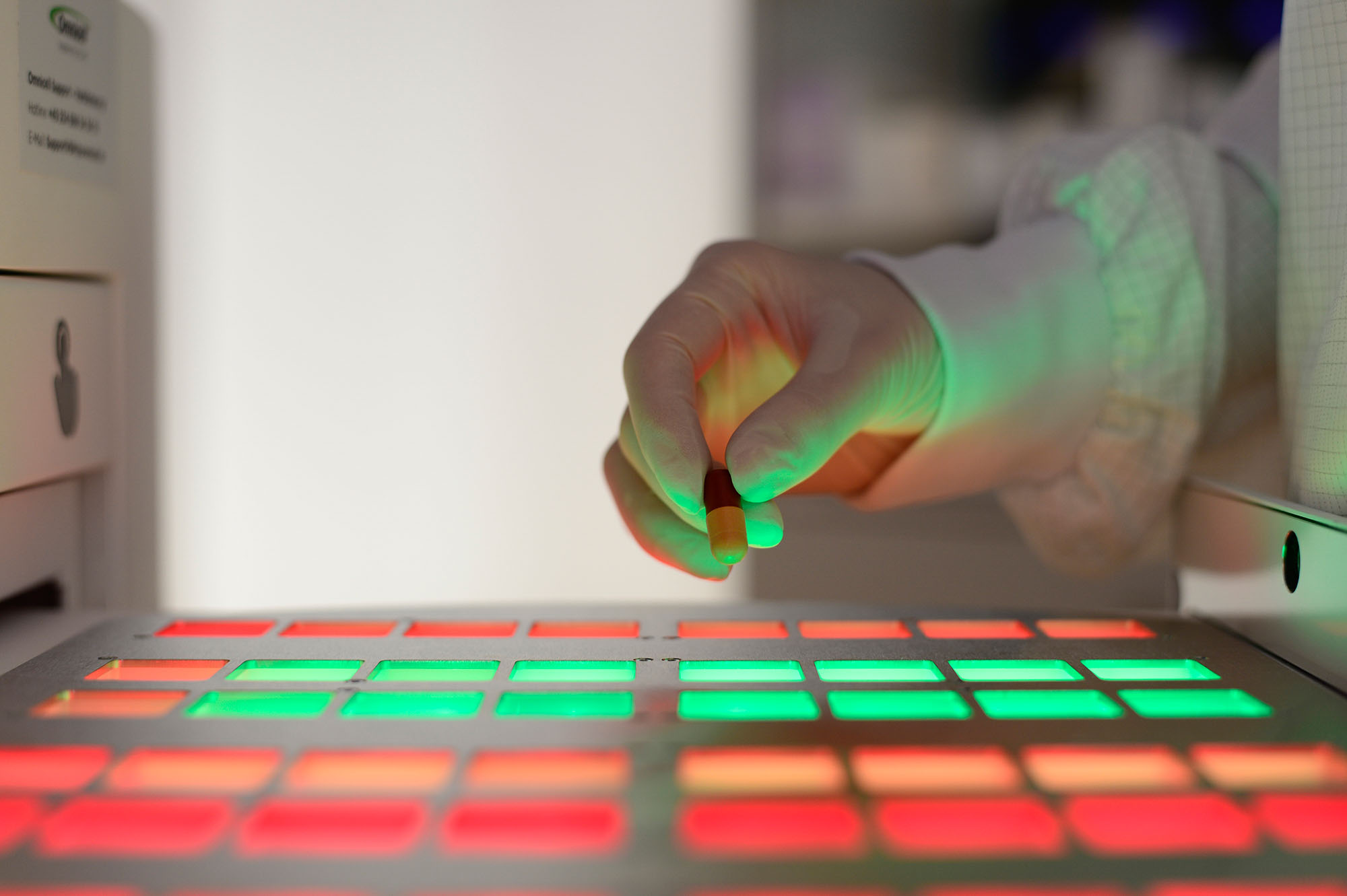 _DSC7578 Eine Tablette wird in die Mustererstellung des Blisterautomaten gelegt