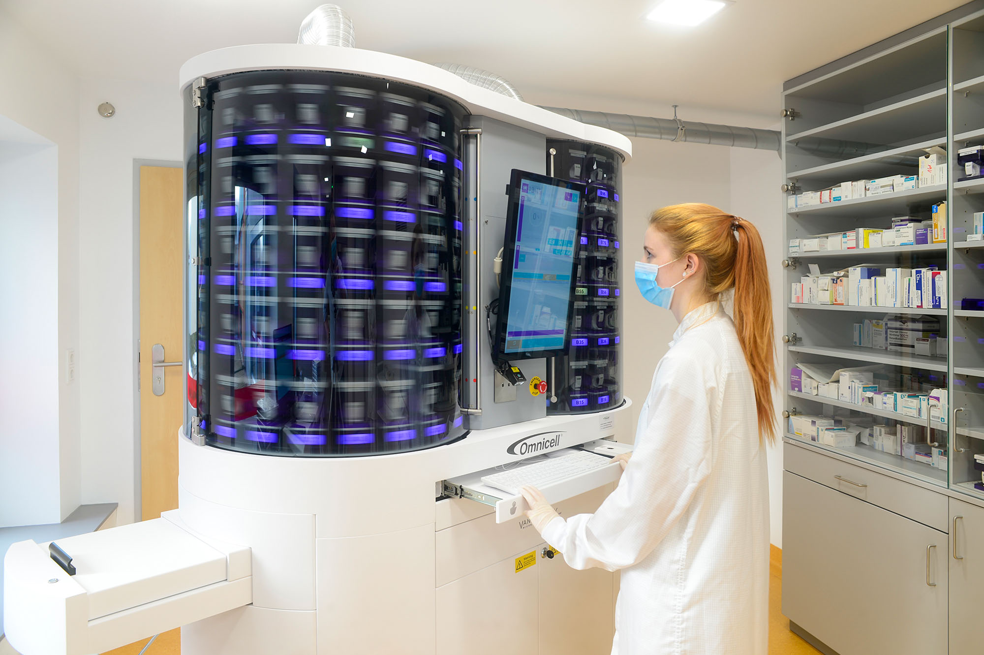 Mitarbeiterin am Blisterautomaten