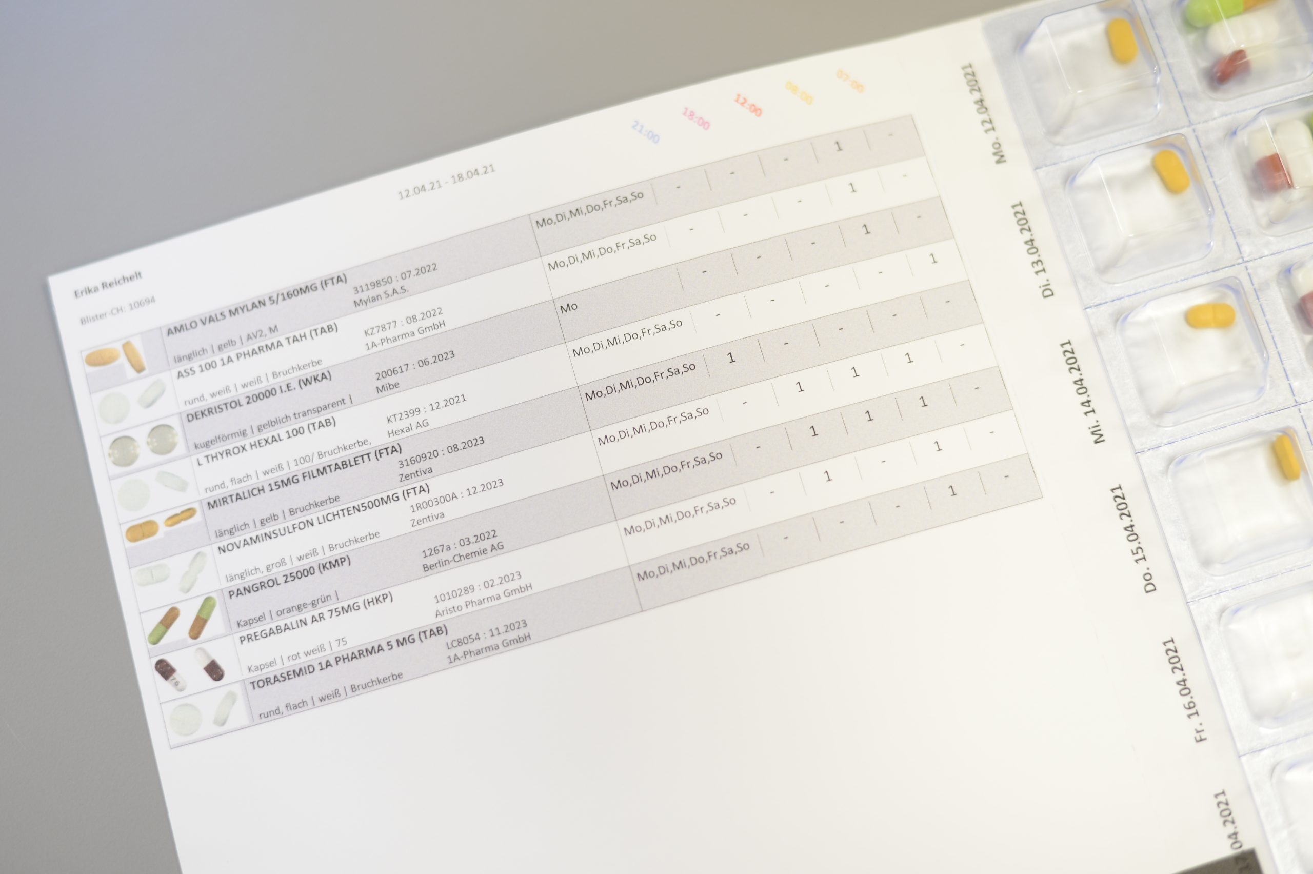 Offene Blisterkarte mit Medikamentennamen, Bild und Einnahmezeiten