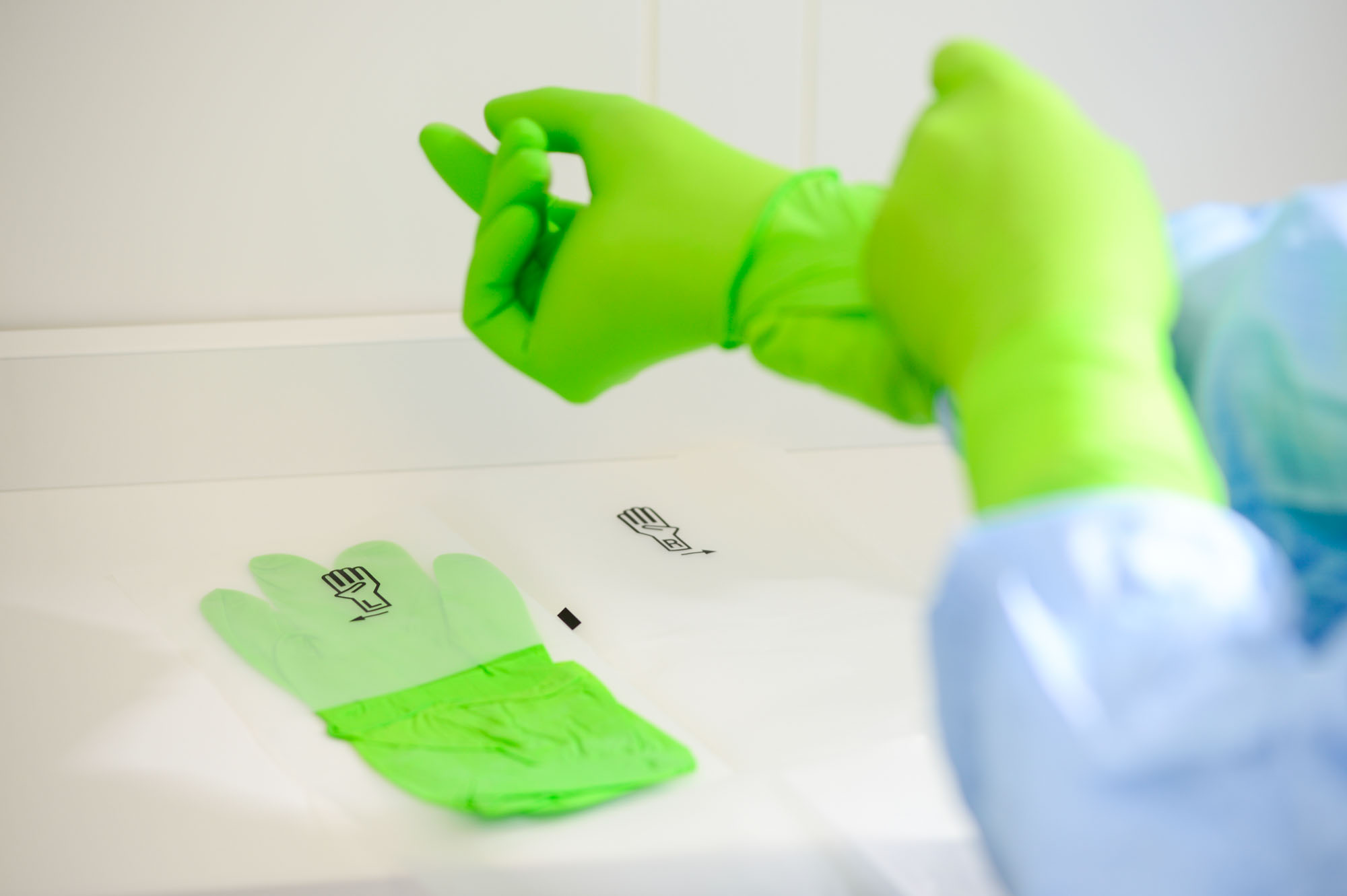 _DSC8529 Grüne Gummihandschuhe werden angezogen