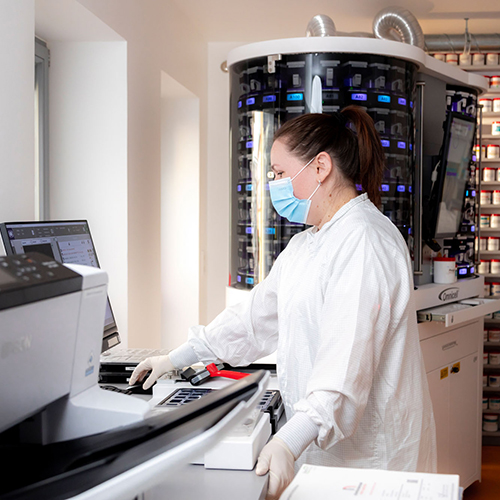 Mitarbeiterin prüft Blisterkarten