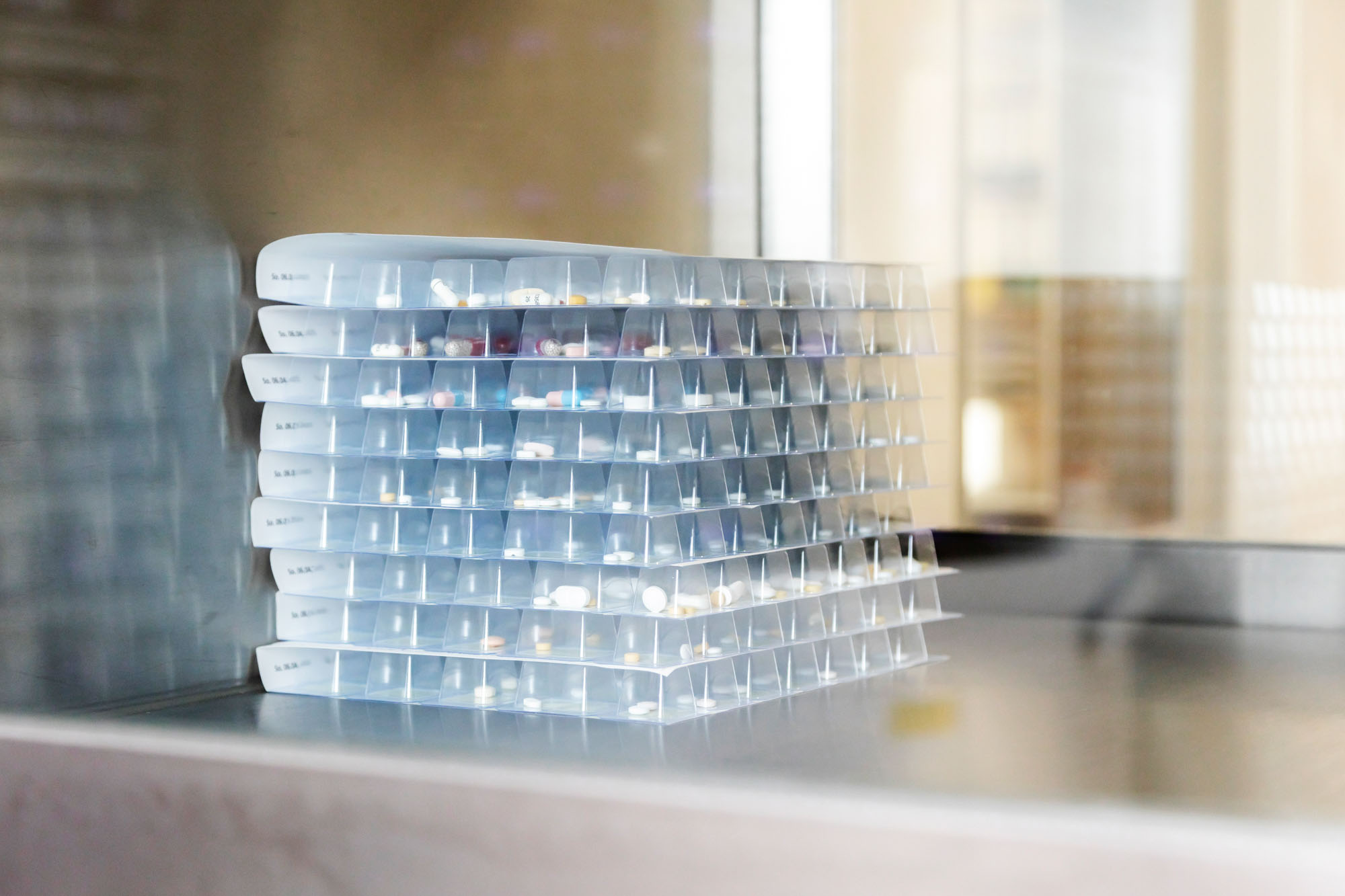 Neue Apotheke_Anja Grothe Fotografie_Arbeit_063 Stapel Blisterkarten in der Reinraumschleuse