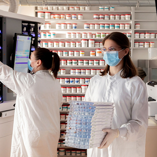 Zwei Mitarbeiterinnen im Blisterzentrum