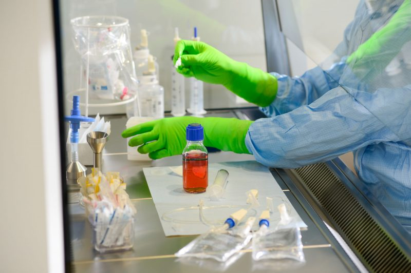 Werkbank_LaminAir2 Arbeiten an der Reinraum Werkbank