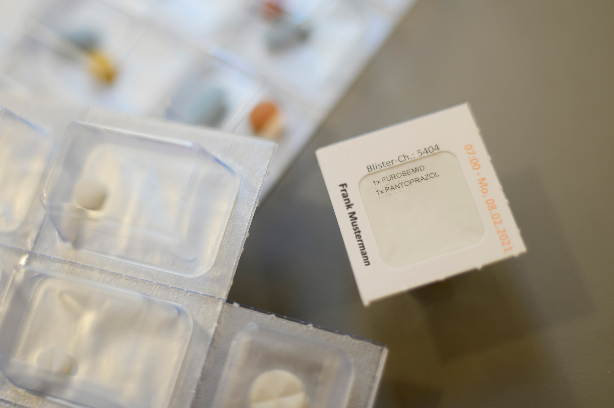 Abgetrennter Blister mit Patientenname, Inhaltsbezeichnung und Einnahmezeitraum