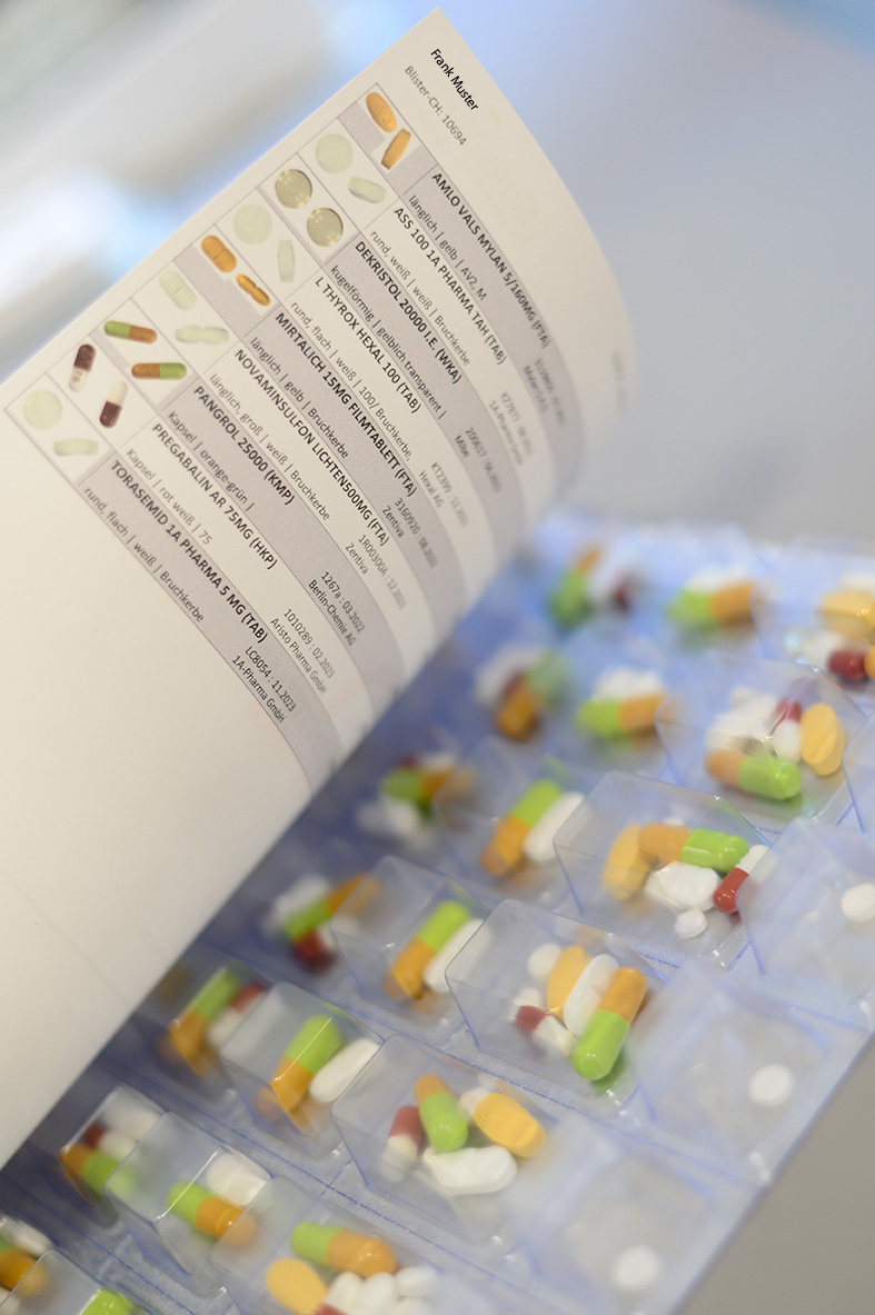 Offene Blisterkarte mit Tabletten und Beschriftung